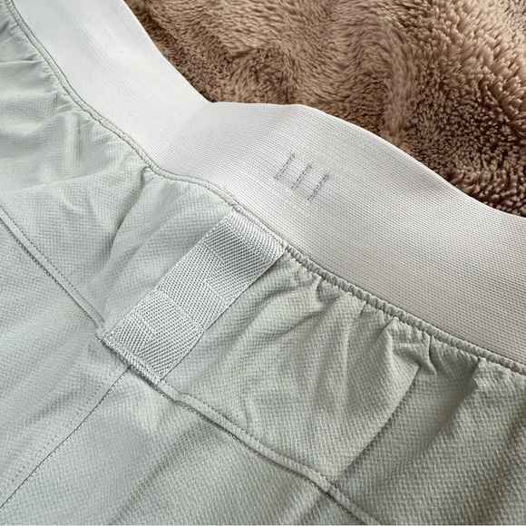 Lululemon License to Train shorts Size Large 7inch - Picture 8 of 9